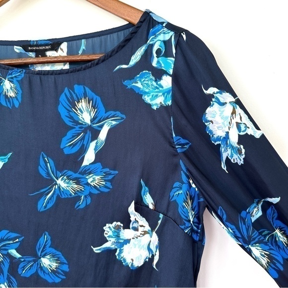 Banana Republic top with crew neckline and long sleeves, floral print, satin - Picture 3 of 8